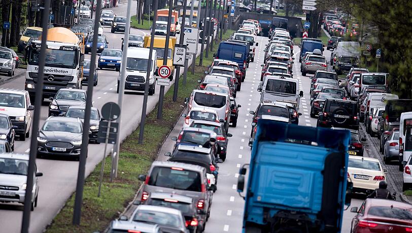 Fast 400.000 Menschen pendeln jeden Tag nach München. Mit den Öffentlichen ist die Ersparnis größer. (Archiv)