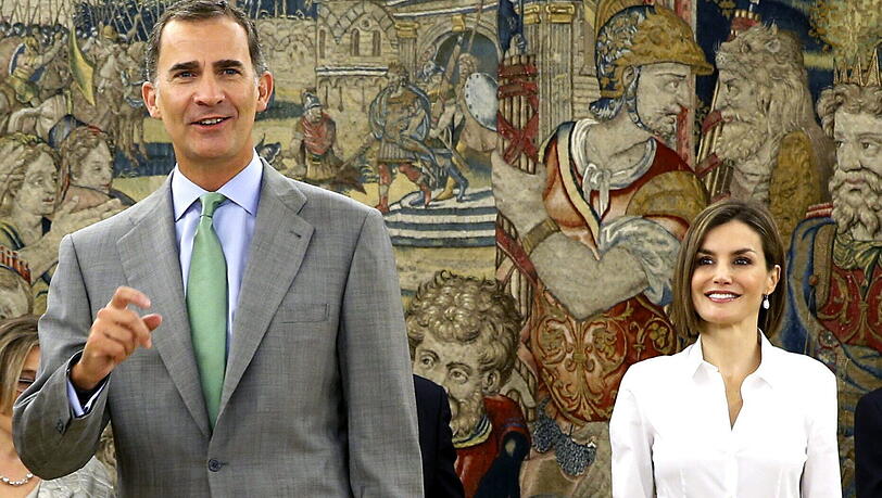König Felipe von Spanien überrascht sein Volk nach dem Urlaub mit einem neuen Look. Seiner Frau Letizia scheint es zu gefallen. König Felipe von Spanien überrascht sein Volk nach dem Urlaub mit einem neuen Look. Seiner Frau Letizia scheint es zu gefallen.