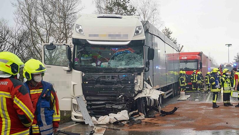 Bei dem Unfall auf der B12 kamen zwei Menschen ums Leben Bei dem Unfall auf der B12 kamen zwei Menschen ums Leben