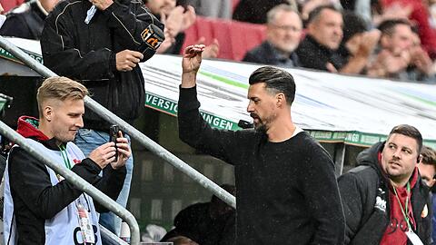 Sandro Wagner reagiert nach dem Abpfiff mit einer Geste Richtung Publikum. Sandro Wagner reagiert nach dem Abpfiff mit einer Geste Richtung Publikum.