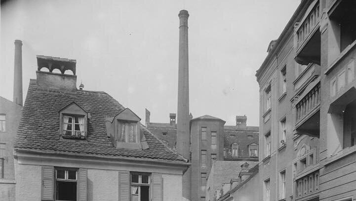 Das hübsche, kleine Vorstadthaus am Preysingplatz in den 30er Jahren. Das hübsche, kleine Vorstadthaus am Preysingplatz in den 30er Jahren.