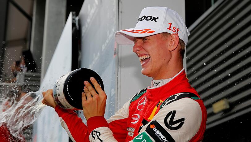 Glücklicher Sieger: Mick Schumacher auf dem Treppchen ganz oben. Glücklicher Sieger: Mick Schumacher auf dem Treppchen ganz oben.
