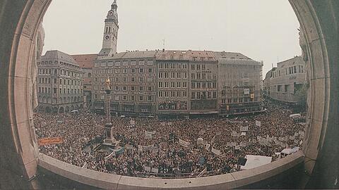 Da kocht die Volksseele: Rund 25.000 Aufständische aus ganz Bayern sammeln sich am 12. Mai 1995 auf dem Marienplatz - und gehen am Ende friedlich und siegreich heim. Mit ihrer "1. Bayerischen Biergartenrevolution" haben sie rigide Sperrzeiten für Biergärten verhindert. Da kocht die Volksseele: Rund 25.000 Aufständische aus ganz Bayern sammeln sich am 12. Mai 1995 auf dem Marienplatz - und gehen am Ende friedlich und siegreich heim. Mit ihrer "1. Bayerischen Biergartenrevolution" haben sie rigide Sperrzeiten für Biergärten verhindert.