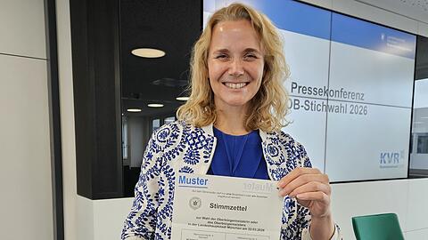 So sieht er aus: KVR-Chefin Hanna Sammüller zeigt den Musterstimmzettel für die OB-Stichwahl am Sonntag. So sieht er aus: KVR-Chefin Hanna Sammüller zeigt den Musterstimmzettel für die OB-Stichwahl am Sonntag.