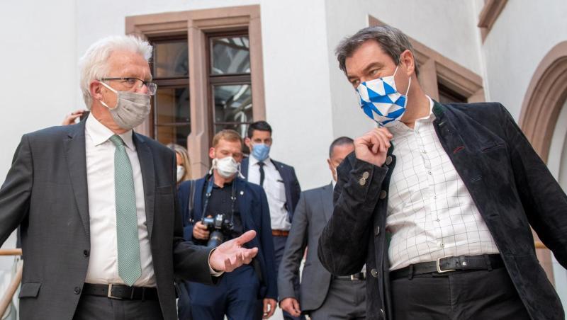 Winfried Kretschmann (Bündnis 90/Die Grünen, l) und Markus Söder (CSU) unterhalten sich. Foto: Stefan Puchner/dpa/Archivbild Winfried Kretschmann (Bündnis 90/Die Grünen, l) und Markus Söder (CSU) unterhalten sich. Foto: Stefan Puchner/dpa/Archivbild