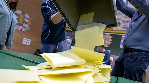 Die Wahlhelfer werden am Sonntagabend erneut viel Arbeit haben. (Archivbild) Die Wahlhelfer werden am Sonntagabend erneut viel Arbeit haben. (Archivbild)