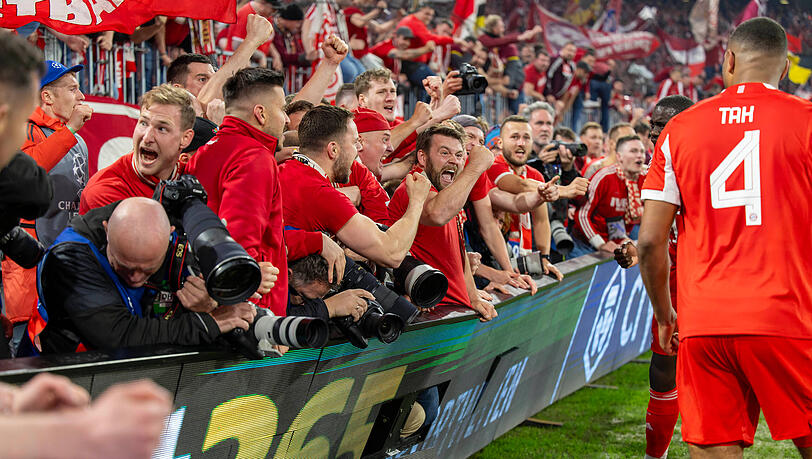 Begruben die Fotografen unter sich: Die Bayern-Fans nach den Last-Minute-Treffern gegen Real Madrid. Begruben die Fotografen unter sich: Die Bayern-Fans nach den Last-Minute-Treffern gegen Real Madrid.