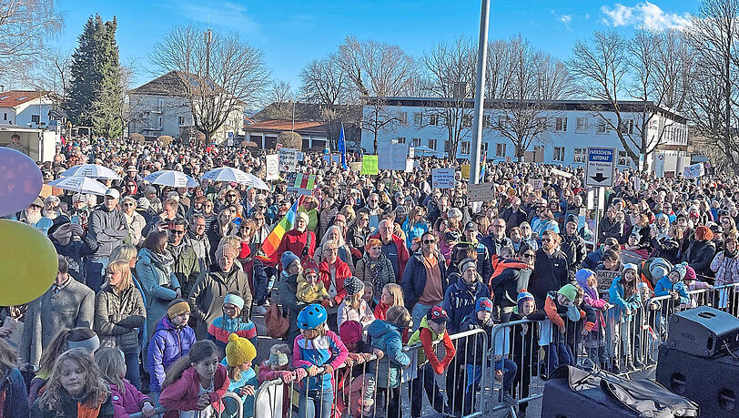 Die Menschen in Holzkirchen wollen ein Zeichen setzen gegen Hass und Hetze. Fotos: Ralph Hub Die Menschen in Holzkirchen wollen ein Zeichen setzen gegen Hass und Hetze. Fotos: Ralph Hub