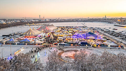 Leuchtende Zeltstadt im Herzen Münchens: das Tollwood Winterfestival. Leuchtende Zeltstadt im Herzen Münchens: das Tollwood Winterfestival.