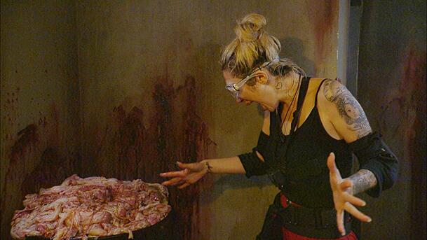 Ariel musste in verschiedenen Ecken, zwischen Tierchen und Fleischabfällen, die Sterne suchen. Ariel musste in verschiedenen Ecken, zwischen Tierchen und Fleischabfällen, die Sterne suchen.