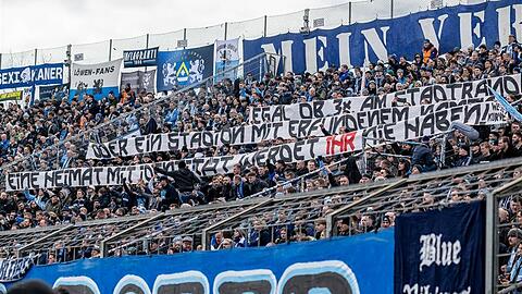 "Egal ob 3x am Stadtrand oder ein Stadion mit erfundenem Namen - eine Heimat mit Identität werdet ihr nie haben!", so die Botschaft der Westkurve an die Bayern-Fans. "Egal ob 3x am Stadtrand oder ein Stadion mit erfundenem Namen - eine Heimat mit Identität werdet ihr nie haben!", so die Botschaft der Westkurve an die Bayern-Fans.