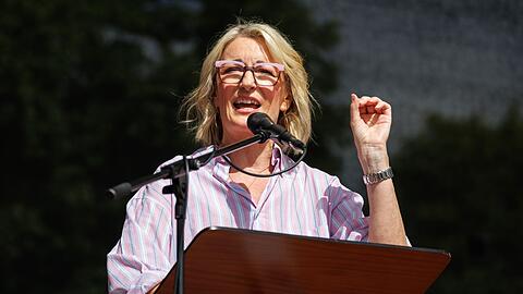 Monika Gruber, Kabarettistin, spricht bei einer Demonstration gegen die Klima-Politik der Regierung. Monika Gruber, Kabarettistin, spricht bei einer Demonstration gegen die Klima-Politik der Regierung.