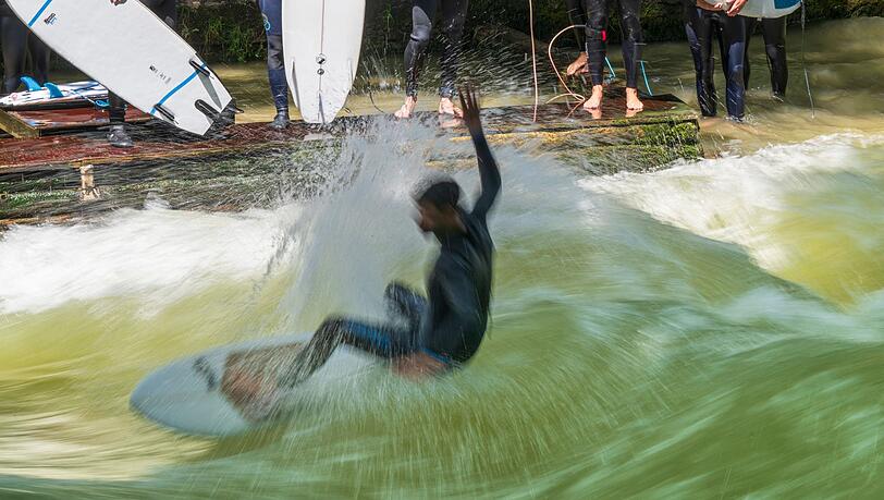 Endlich wieder mit dem Brett auf die Eisbachwelle - darauf hoffen Surferinnen und Surfer in München. (Archivbild) Endlich wieder mit dem Brett auf die Eisbachwelle - darauf hoffen Surferinnen und Surfer in München. (Archivbild)