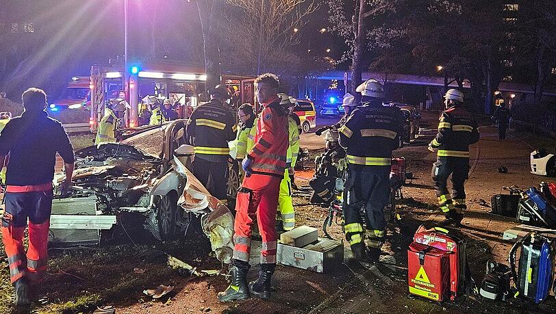 Rund 30 Einsatzkräfte waren im Einsatz, nachdem zwei Männer (18 udn 20) mit ihrem Jaguar in einen Baum gekracht sind. Rund 30 Einsatzkräfte waren im Einsatz, nachdem zwei Männer (18 udn 20) mit ihrem Jaguar in einen Baum gekracht sind.