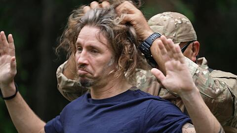 Gil Ofarim wird beim Dschungelcamp-Einzug auf Schmuggel-Ware abgetastet Gil Ofarim wird beim Dschungelcamp-Einzug auf Schmuggel-Ware abgetastet