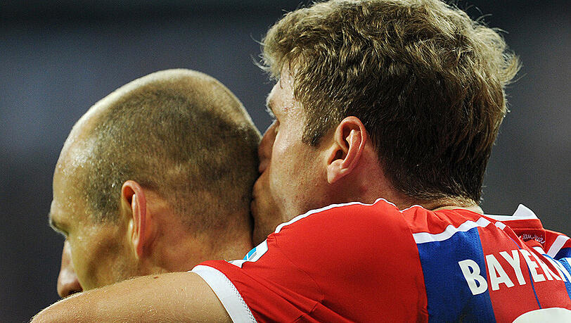 Ohne Robben fährt er zur EM: Thomas Müller ummarmt seinen niederländischen Vereinskollegen vom FC Bayern. Ohne Robben fährt er zur EM: Thomas Müller ummarmt seinen niederländischen Vereinskollegen vom FC Bayern.