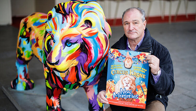 Frank Keller, zentraler Programmplaner vom Circus Krone, hält vor dem Eingang zum Zirkus ein Plakat für das Weihnachtsprogramm in den Händen. Der Circus Krone musste das zweite Jahr in Folge sein Weihnachtsprogramm wegen der Coronapandemie auf Eis legen. Frank Keller, zentraler Programmplaner vom Circus Krone, hält vor dem Eingang zum Zirkus ein Plakat für das Weihnachtsprogramm in den Händen. Der Circus Krone musste das zweite Jahr in Folge sein Weihnachtsprogramm wegen der Coronapandemie auf Eis legen.