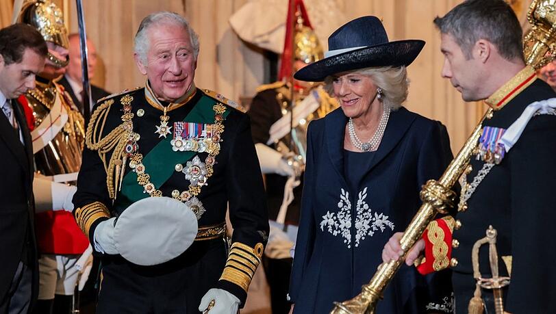 Parlamentseröffnung in London: Prinz Charles in Uniform, Herzogin Camilla im Designermantel. Parlamentseröffnung in London: Prinz Charles in Uniform, Herzogin Camilla im Designermantel.