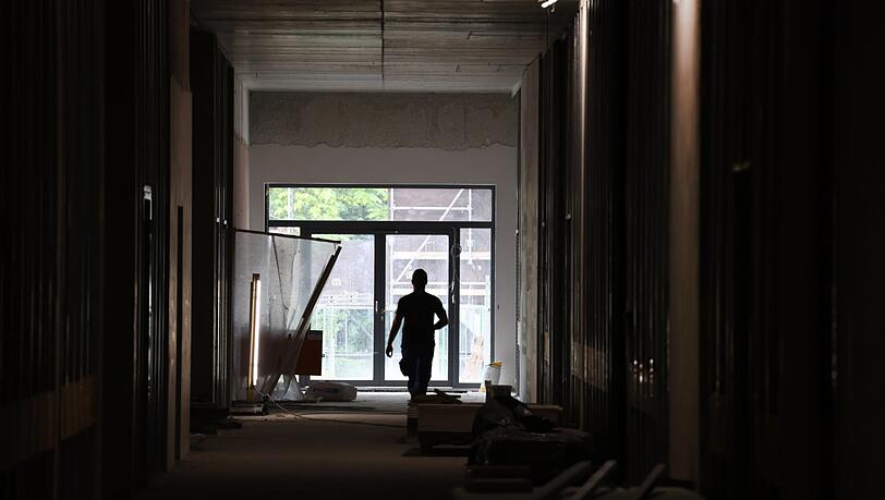 Noch geht es auf der Baustelle recht duster zu. Noch geht es auf der Baustelle recht duster zu.