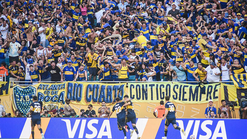 Rodrigo Battaglia und die Spieler der Boca Juniors feiern seinen Treffer zum zwischenzeitlichen 2:0 gegen Benfica Lissabon. Rodrigo Battaglia und die Spieler der Boca Juniors feiern seinen Treffer zum zwischenzeitlichen 2:0 gegen Benfica Lissabon.