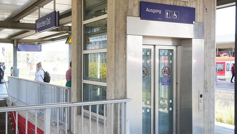 Der Lift am Bahnsteig im Ostbahnhof. Der Lift am Bahnsteig im Ostbahnhof.