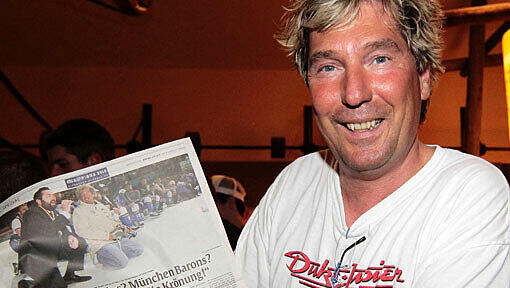 S. Schneider (1860/EHC): Er leidet mit den Fußballern des TSV 1860, er feiert mit den Kufen-Cracks des EHC. Kompetent und leidenschaftlich: Stefan Schneider ist als Stadionund Hallensprecher die Stimme des Münchner Sports. S. Schneider (1860/EHC): Er leidet mit den Fußballern des TSV 1860, er feiert mit den Kufen-Cracks des EHC. Kompetent und leidenschaftlich: Stefan Schneider ist als Stadionund Hallensprecher die Stimme des Münchner Sports.
