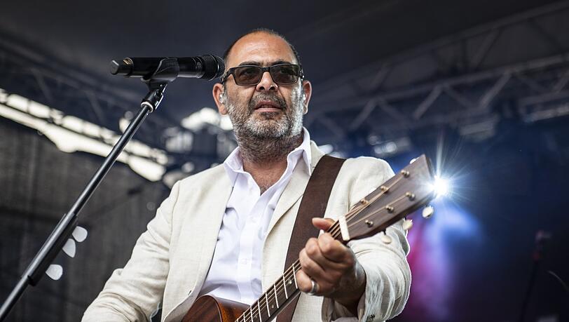 Zwischen Rock, Country-Songs, Hip-Hop, Reggae: Hannes Ringlstetter bei einem Konzert auf der letzten BR-Radltour. Zwischen Rock, Country-Songs, Hip-Hop, Reggae: Hannes Ringlstetter bei einem Konzert auf der letzten BR-Radltour.