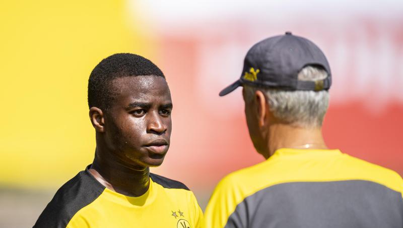 Dürfte von BVB-Coach Lucien Favre (r) ab sofort in der Bundesliga eingesetzt werden: Youssoufa Moukoko. Dürfte von BVB-Coach Lucien Favre (r) ab sofort in der Bundesliga eingesetzt werden: Youssoufa Moukoko.