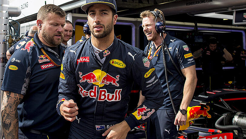 Zufriedene Gesichter: Daniel Ricciardo (Mitte) und Teamkollegen. Zufriedene Gesichter: Daniel Ricciardo (Mitte) und Teamkollegen.