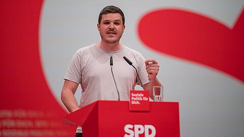 Der Münchner Benedict Lang (*1995) ist Berater für strategische Verwaltungsmodernisierung und seit 2024 Vorsitzender der SPD-Nachwuchsorganisation Jusos in Bayern. Der Münchner Benedict Lang (*1995) ist Berater für strategische Verwaltungsmodernisierung und seit 2024 Vorsitzender der SPD-Nachwuchsorganisation Jusos in Bayern.