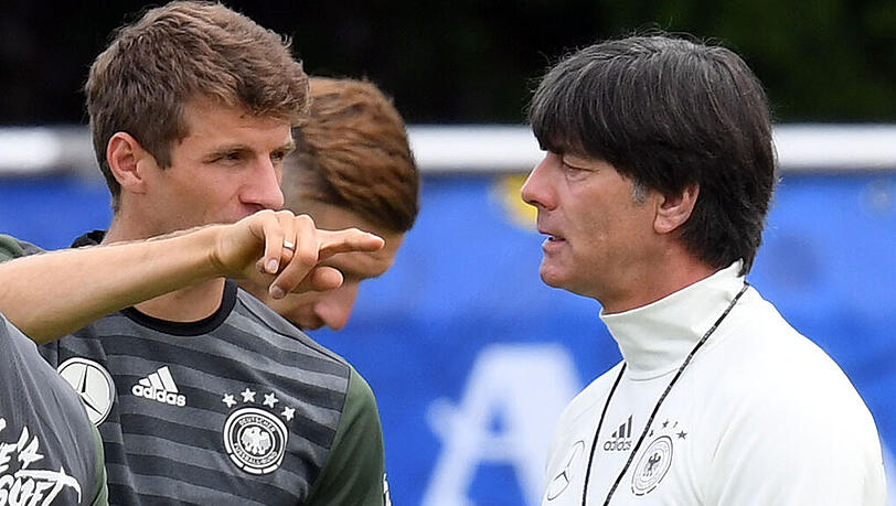 Joachim Löw ist entspannt vor dem EM-Auftakt gegen die Ukraine. Er vertraut den Spielern, die er zur Verfügung hat. Joachim Löw ist entspannt vor dem EM-Auftakt gegen die Ukraine. Er vertraut den Spielern, die er zur Verfügung hat.