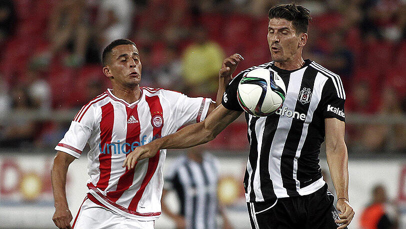 Mario Gomez - hier im Testspiel gegen Olympiakos Piräus - erzielte seine ersten beiden Tore für Besiktas Istanbul. Mario Gomez - hier im Testspiel gegen Olympiakos Piräus - erzielte seine ersten beiden Tore für Besiktas Istanbul.