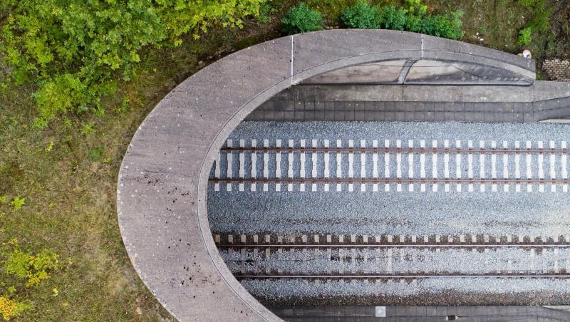 Neu verlegte Schienen führen an der sanierten ICE-Trasse Hannover-Göttingen in einen Tunnel. Neu verlegte Schienen führen an der sanierten ICE-Trasse Hannover-Göttingen in einen Tunnel.