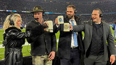 Die deutschen Ex-NFL-Spieler Markus Kuhn und Sebastian Vollmer mit US-Journalisten beim letzten Munich Game. Die deutschen Ex-NFL-Spieler Markus Kuhn und Sebastian Vollmer mit US-Journalisten beim letzten Munich Game.
