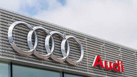 Das Logo des Deutschen Automobilherstellers Audi an der Fassade eines Autohauses. Das Logo des Deutschen Automobilherstellers Audi an der Fassade eines Autohauses.