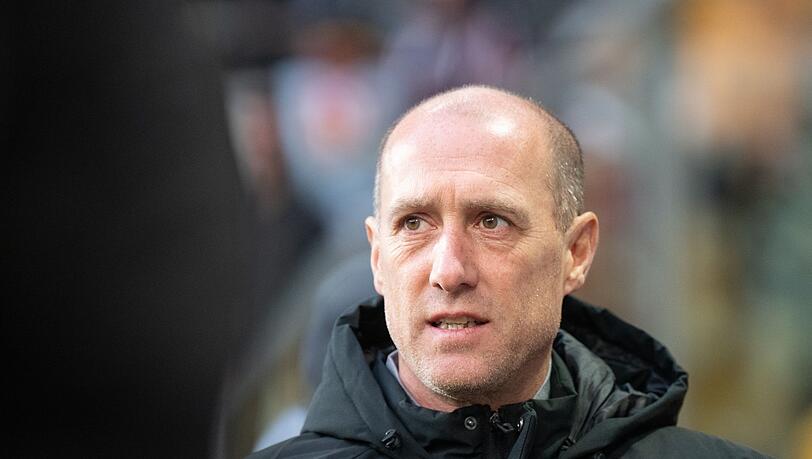 Joe Enochs, Trainer von Regensburg steht im Stadion. Joe Enochs, Trainer von Regensburg steht im Stadion.