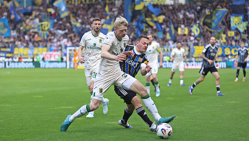 Der blondhaarige Verteidiger des TSV 1860 München wirft sich im Auswärtsspiel in Saarbrücken kompromisslos in den Zweikampf – ein weiterer Beweis für seinen Status als Mentalitäts-Spieler im Ringen um einen neuen Vertrag. Der blondhaarige Verteidiger des TSV 1860 München wirft sich im Auswärtsspiel in Saarbrücken kompromisslos in den Zweikampf – ein weiterer Beweis für seinen Status als Mentalitäts-Spieler im Ringen um einen neuen Vertrag.