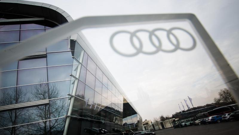Das Audi-Logo ist an einer Ladestation für Elektrofahrzeuge vor dem Audi Forum in Neckarsulm zu sehen. Foto: Christoph Schmidt/Archiv Das Audi-Logo ist an einer Ladestation für Elektrofahrzeuge vor dem Audi Forum in Neckarsulm zu sehen. Foto: Christoph Schmidt/Archiv