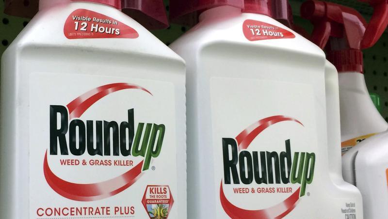 Behälter mit Roundup, einem Unkrautvernichter von Monsanto. Bayer könnte den Streit um angebliche Krebsgefahren von Glyphosat-haltigen Unkrautvernichtern in den USA möglicherweise für zehn Milliarden US-Dollar beilegen. Behälter mit Roundup, einem Unkrautvernichter von Monsanto. Bayer könnte den Streit um angebliche Krebsgefahren von Glyphosat-haltigen Unkrautvernichtern in den USA möglicherweise für zehn Milliarden US-Dollar beilegen.