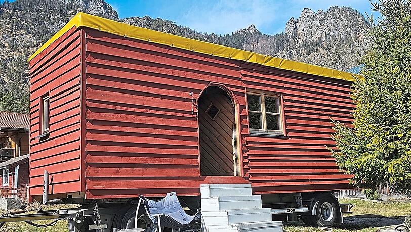 Vor beeindruckender Bergkulisse: das Tiny House vor der "Schlafenden Hexe”. Vor beeindruckender Bergkulisse: das Tiny House vor der "Schlafenden Hexe”.