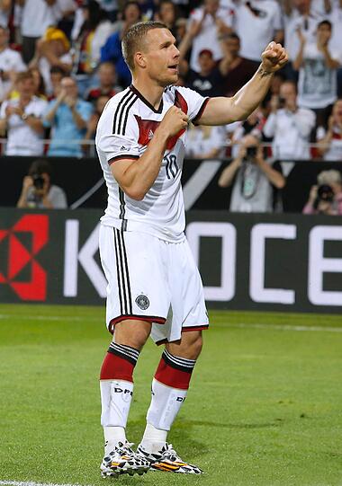 Pierre Podolski:
Ähnlichkeiten: Der Hang zum Flachs, die Kölner Vergangenheit. Pierre Littbarski war in der Vorrunde 1990 nur Joker, kämpfte sich dann aber ins Team &ndash; so wie Podolski jetzt.