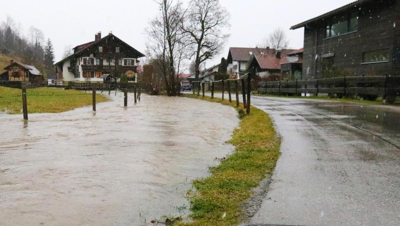 Ein Bachlauf hat sich in Fischen (Bayern) auf einer Wiese entlang einer Straße gebildet. Foto: Benjamin Liss/Archiv Ein Bachlauf hat sich in Fischen (Bayern) auf einer Wiese entlang einer Straße gebildet. Foto: Benjamin Liss/Archiv
