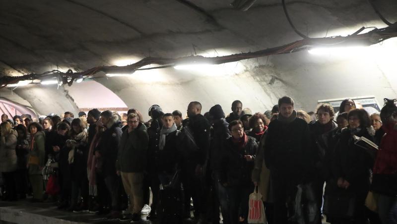 Pendler warten an einem Bahnsteig in Paris vergeblich auf eine U-Bahn. Pendler warten an einem Bahnsteig in Paris vergeblich auf eine U-Bahn.