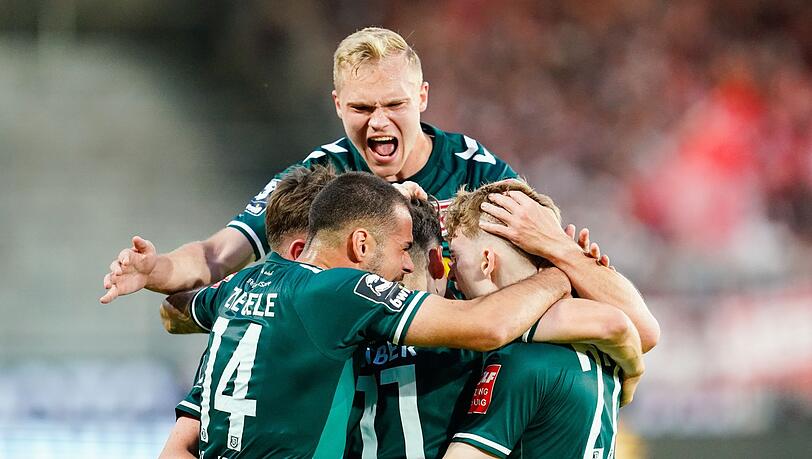 Jahn Regensburg hat den Aufstieg in die 2. Liga perfekt gemacht. Jahn Regensburg hat den Aufstieg in die 2. Liga perfekt gemacht.