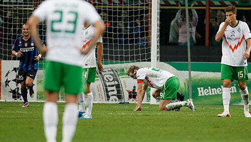 Völlig am Boden: Die Werder-Abwehr in Mailand Völlig am Boden: Die Werder-Abwehr in Mailand