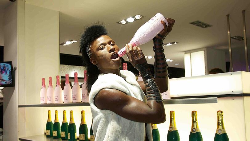Viel nackte Haut bei der heißen Champagner-Show in der Sendlinger Straße: Supermodel Papis Loveday präsentiert seine eigene Champagner-Marke. Viel nackte Haut bei der heißen Champagner-Show in der Sendlinger Straße: Supermodel Papis Loveday präsentiert seine eigene Champagner-Marke.