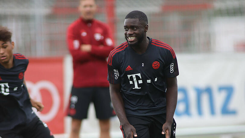 Servus an der Säbener! Neuzugang Dayot Upamecano im ersten Bayern-Training. Servus an der Säbener! Neuzugang Dayot Upamecano im ersten Bayern-Training.
