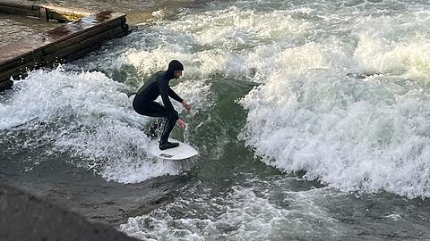 Seit der Bachauskehr im vergangenen Oktober ist die Eisbachwelle zerstört. Nur kurz war die Welle letzten Donnerstag trotzdem surfbar, weil heimlich ein Gitter im Wasser versenkt worden war. Das ist aber schon wieder entfernt. Seit der Bachauskehr im vergangenen Oktober ist die Eisbachwelle zerstört. Nur kurz war die Welle letzten Donnerstag trotzdem surfbar, weil heimlich ein Gitter im Wasser versenkt worden war. Das ist aber schon wieder entfernt.