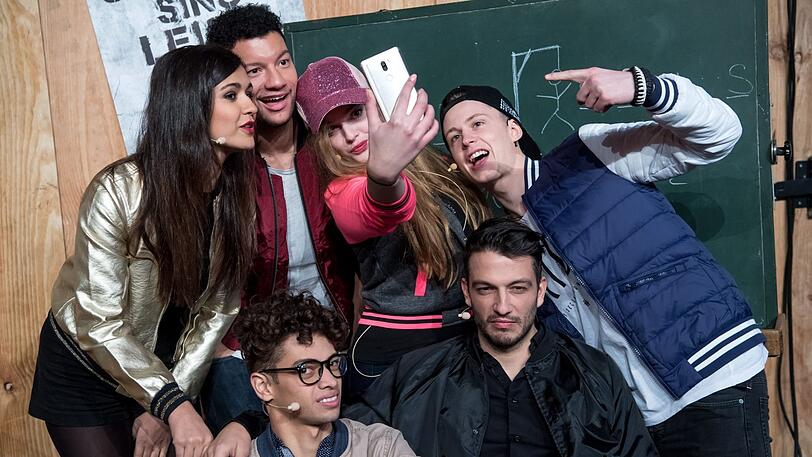 Die Darsteller des Musicals &bdquo;Fack ju Göhte &ndash; Se Mjusicäl&ldquo; Susanne Studentkowski (als Zeynep, hinten, v.l.n.r.), Anthony Kirby (als Burak), Rebekka Corcodel (als Chantal), Lukas Sandmann (als Danger), Robin Cadet (als Jerome, vorne l.) und Max Hemmersdorfer (als Zeki Müller).