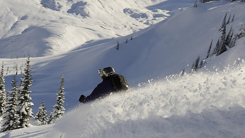 Skifahrers Traum: Unberührte Hänge und weißer Powder Skifahrers Traum: Unberührte Hänge und weißer Powder